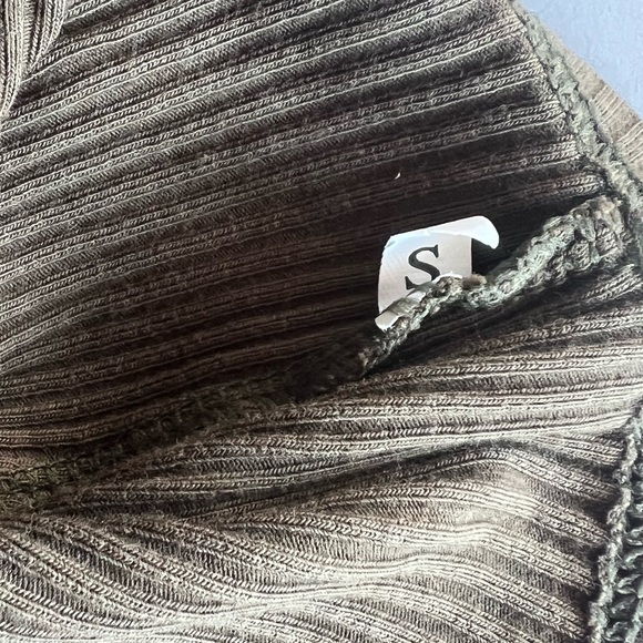 SOLD! 4 Crop Camis Bundle - Picture 15 of 16